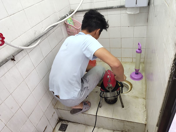 于都管道堵塞冒臭气 专业师傅现场解决问题