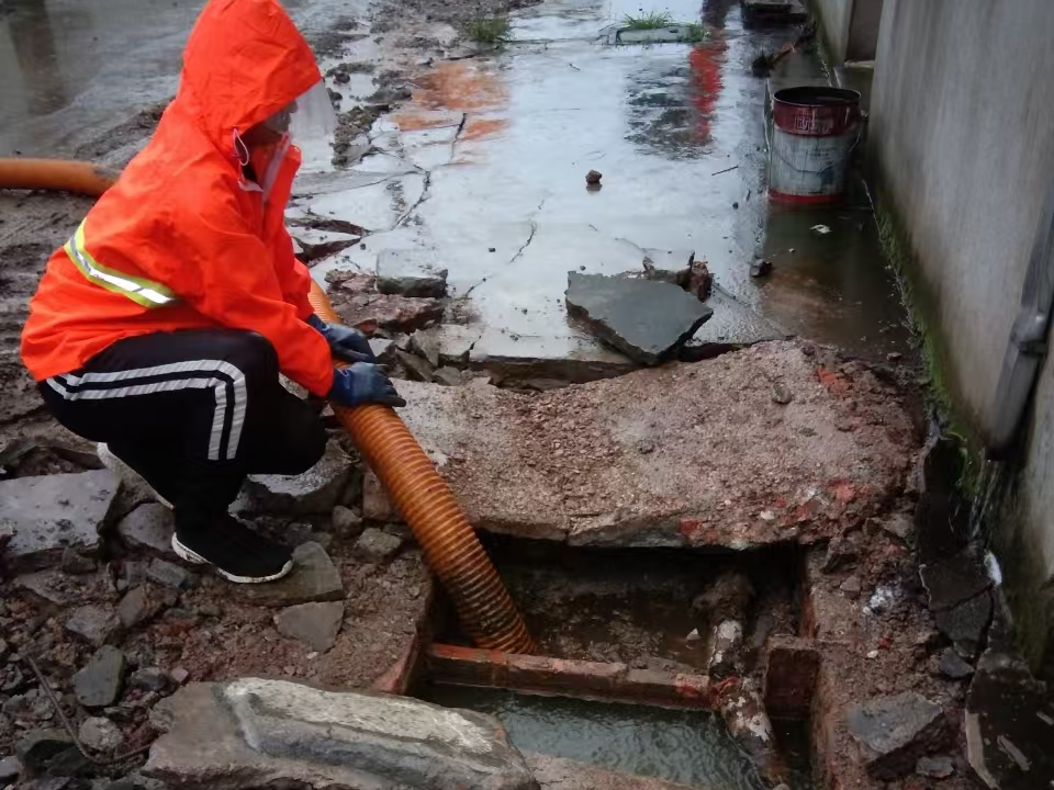 于都专业清理污水池 炜誉市政以规范流程守护城市 “肠道”